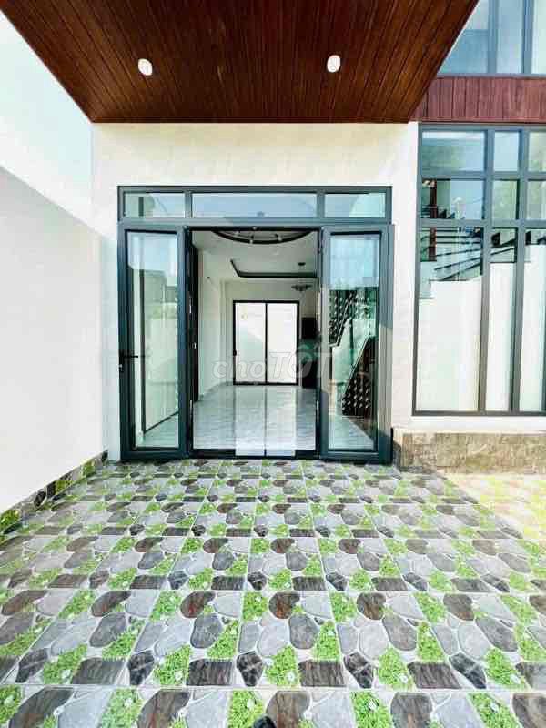 Check out the Long Thuận 3rd floor bedroom. Three bathrooms.