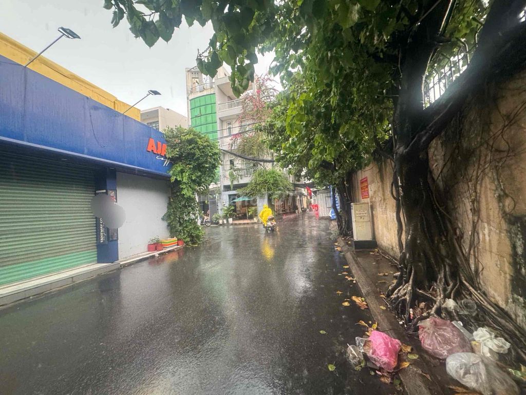 Rent the entire Hiệp Nhất-12-foot alleyway.