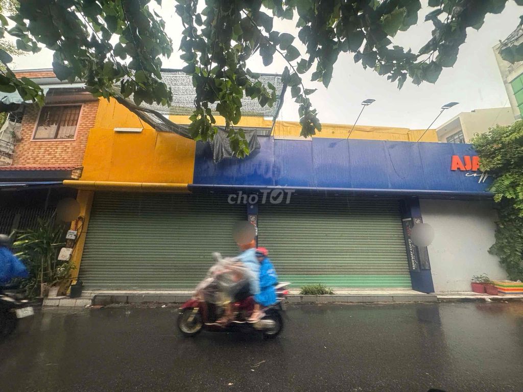 Rent the entire Hiệp Nhất-12-foot alleyway.