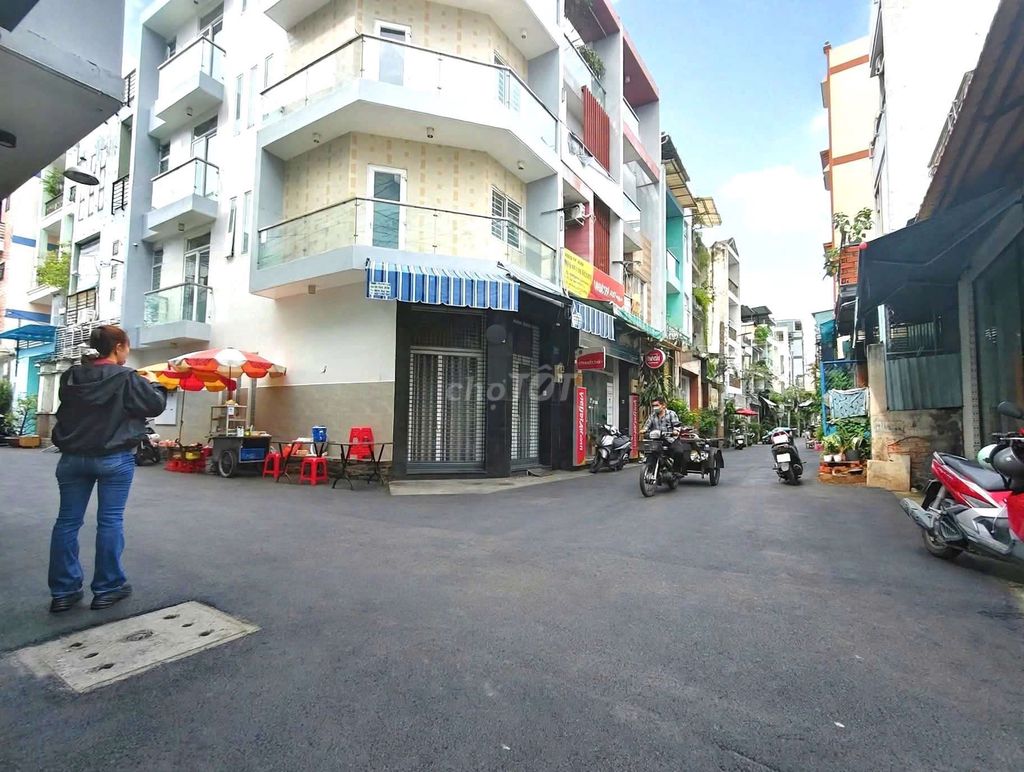 6 m car alley corner