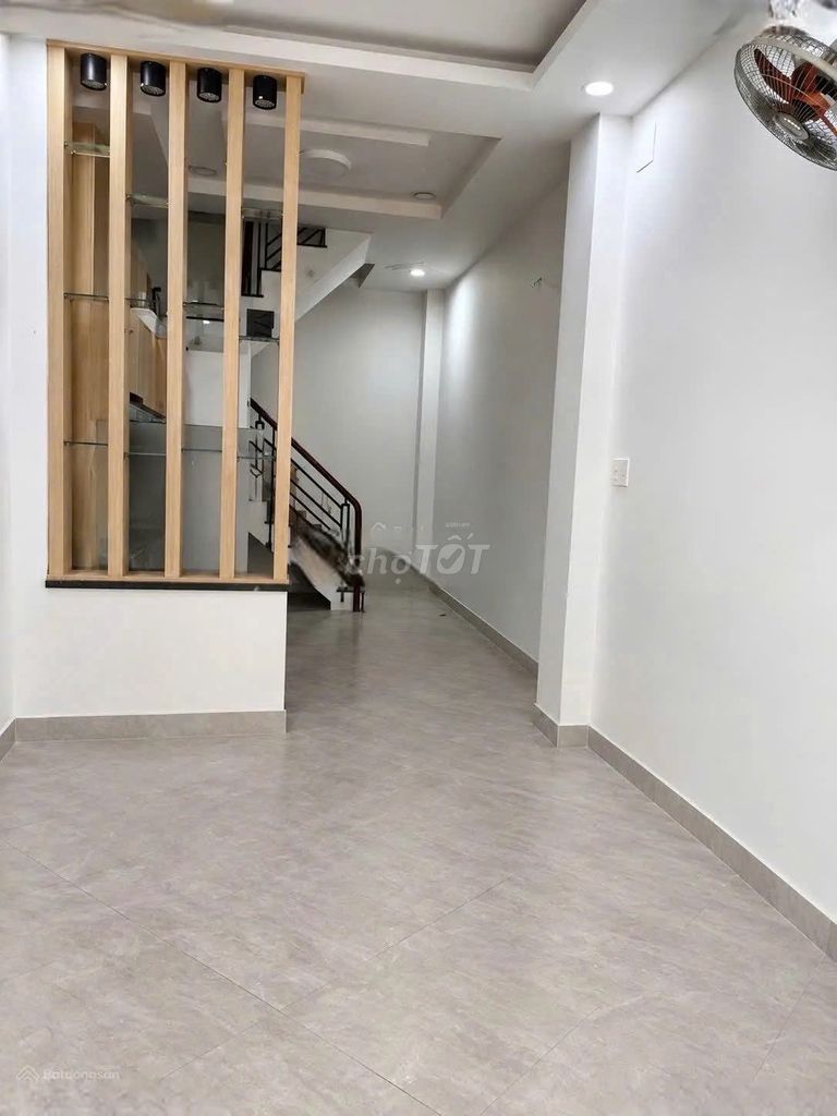 We're 3 x 9 meters. 2rd floor. Bedroom 4 toilets