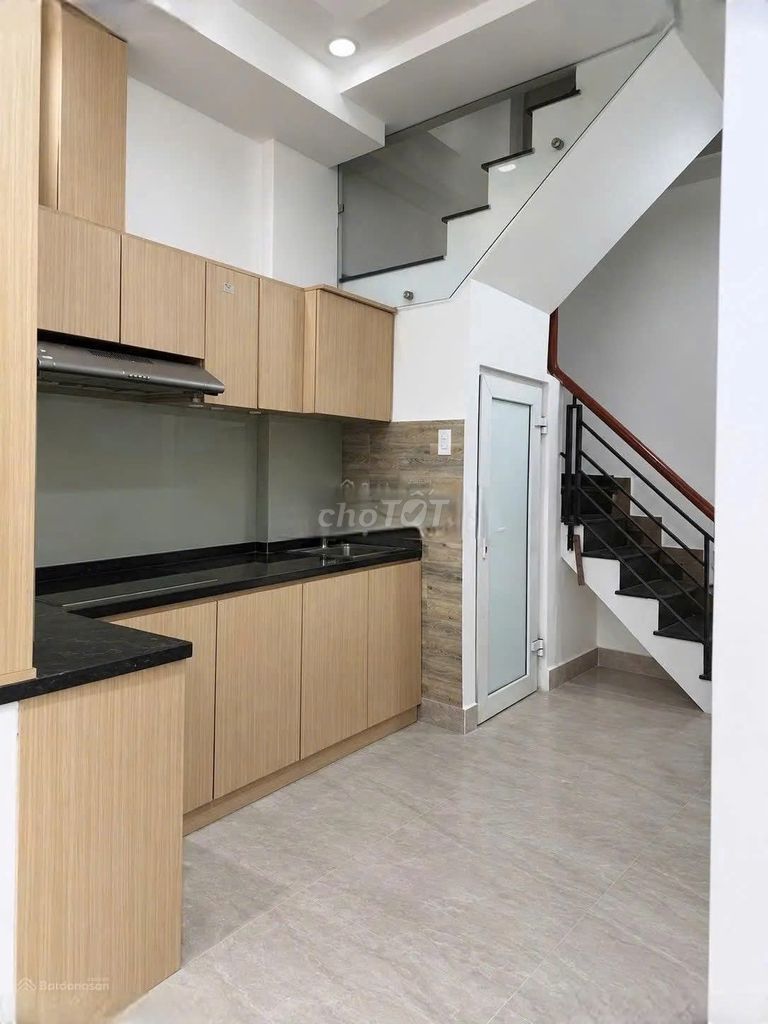 We're 3 x 9 meters. 2rd floor. Bedroom 4 toilets
