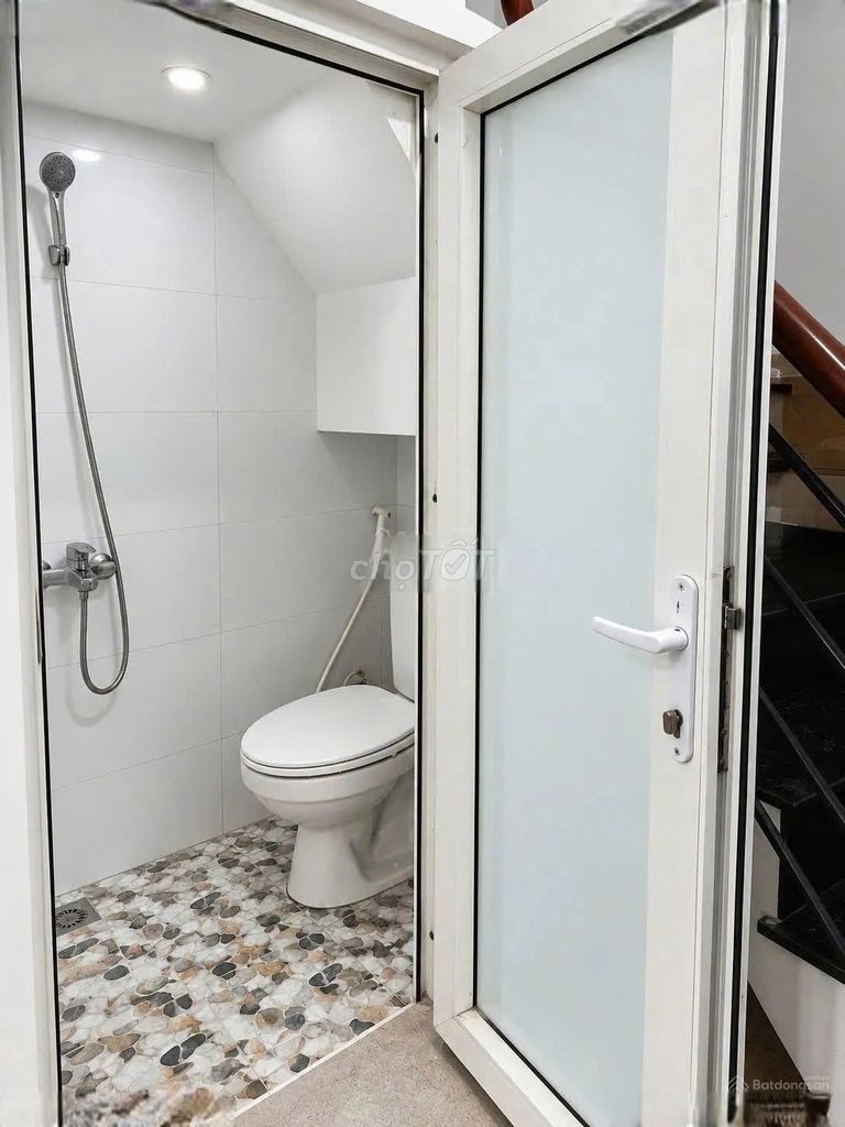 We're 3 x 9 meters. 2rd floor. Bedroom 4 toilets