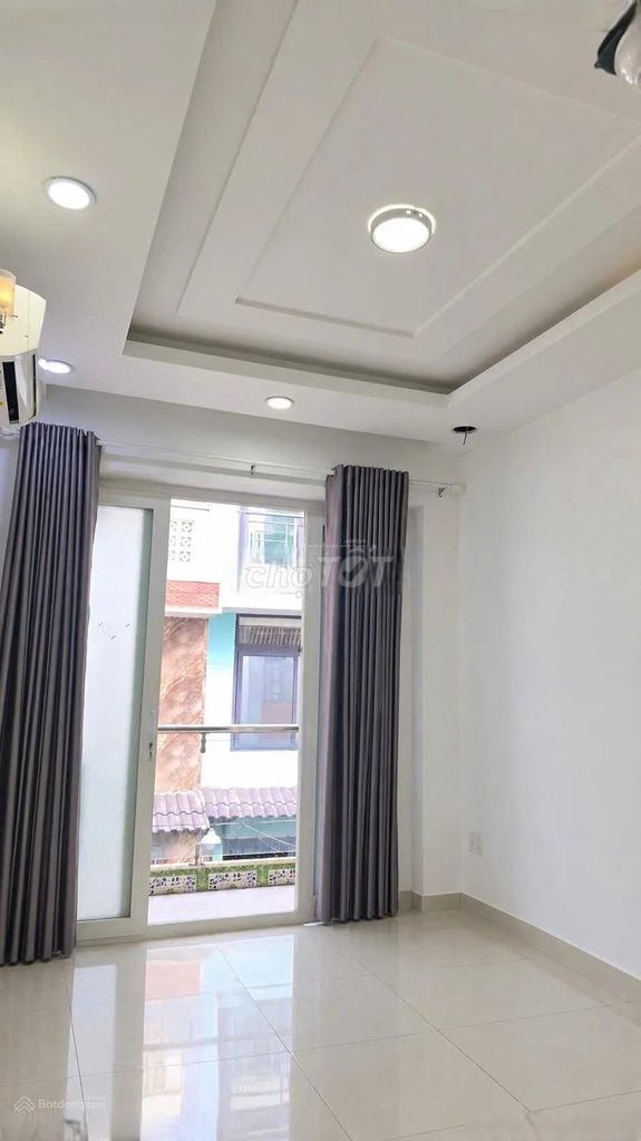 We're 3 x 9 meters. 2rd floor. Bedroom 4 toilets