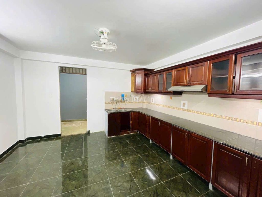 Rent a three-story four-million-steal roof of the south side.