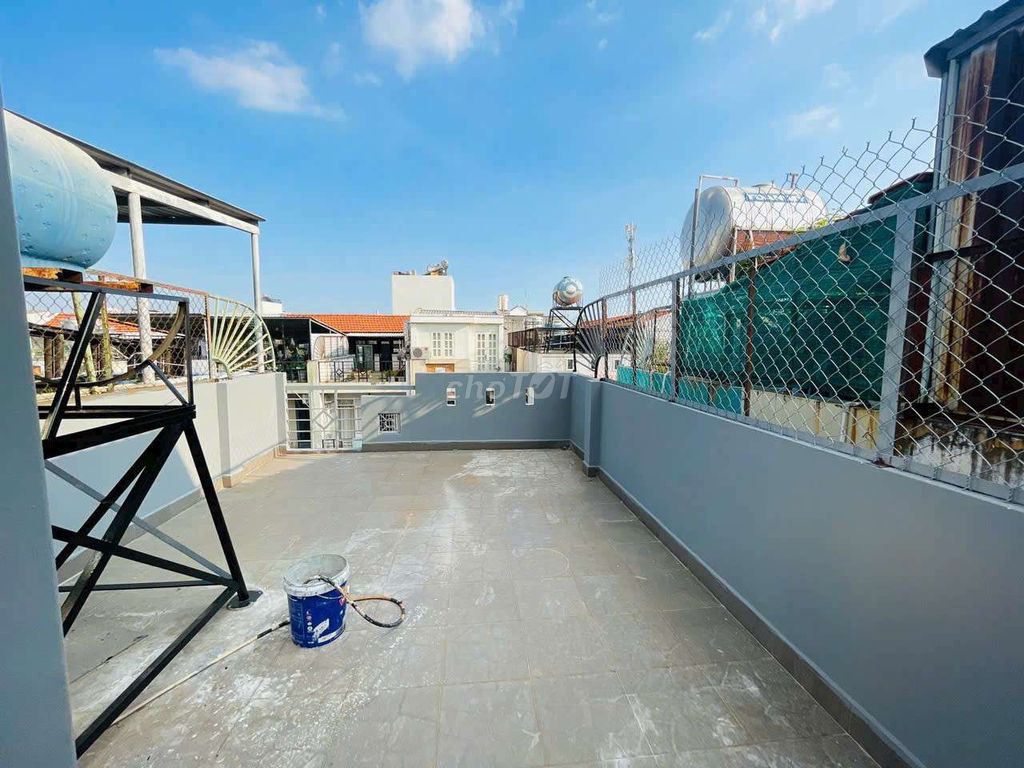 Rent a three-story four-million-steal roof of the south side.