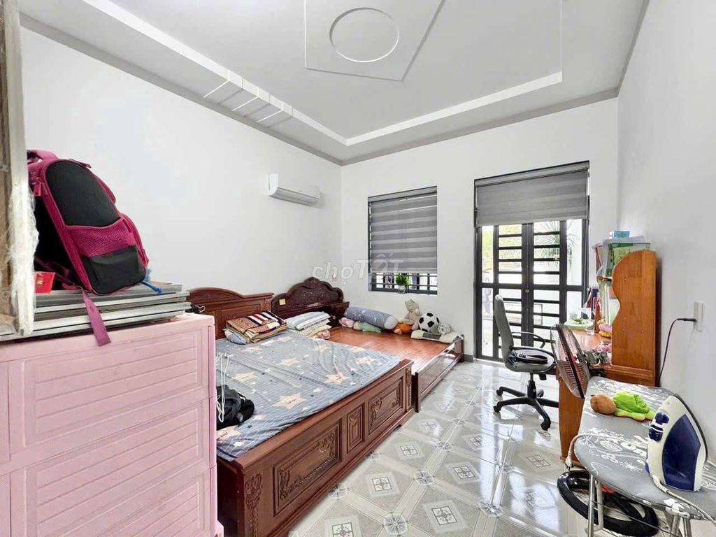 Nice new house, full interior, ground, two stories, four bedrooms, five toilets, truck tracks.