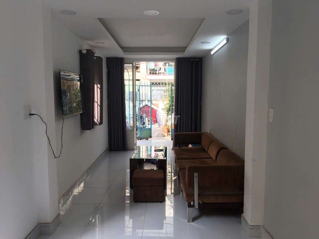 Rent the corner of 2.8 x14 million. 2rd floor. 3 with Võ Văn Kiệt District 1.