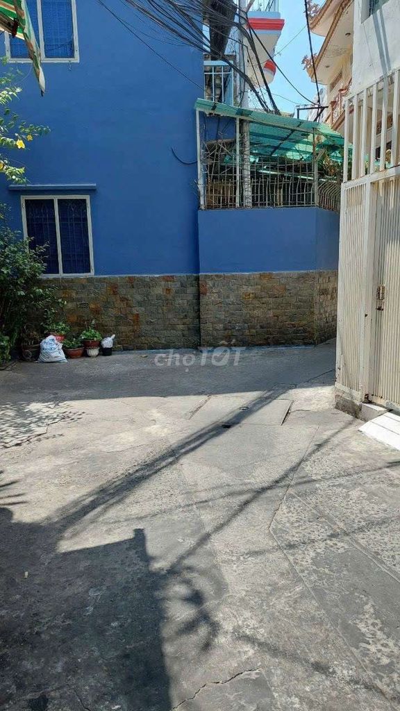 Rent the corner of 2.8 x14 million. 2rd floor. 3 with Võ Văn Kiệt District 1.