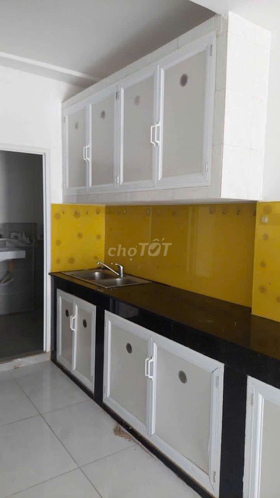 Rent the corner of 2.8 x14 million. 2rd floor. 3 with Võ Văn Kiệt District 1.