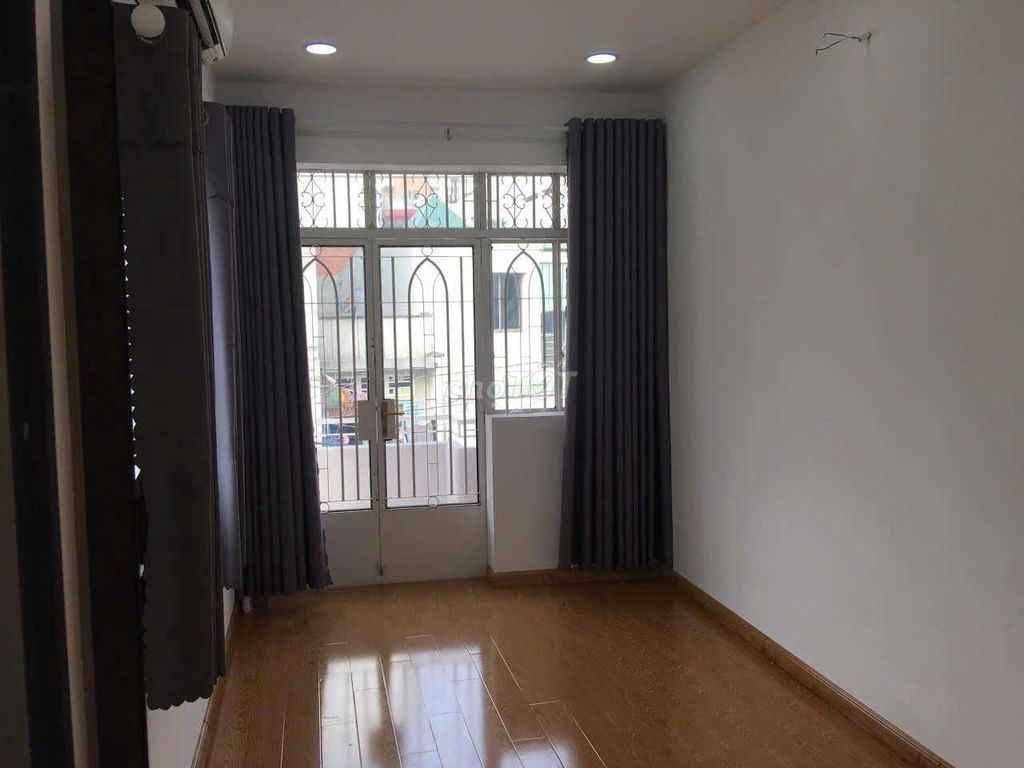 Rent the corner of 2.8 x14 million. 2rd floor. 3 with Võ Văn Kiệt District 1.