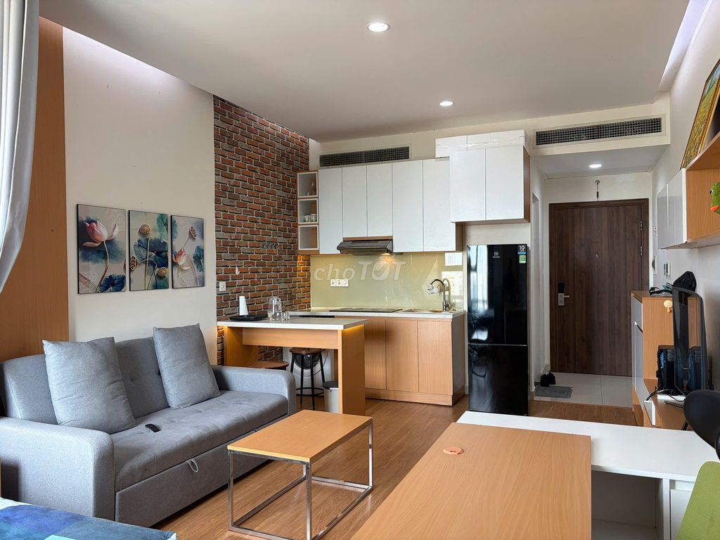 Rent the studio apartment Golden King in front of the American center.