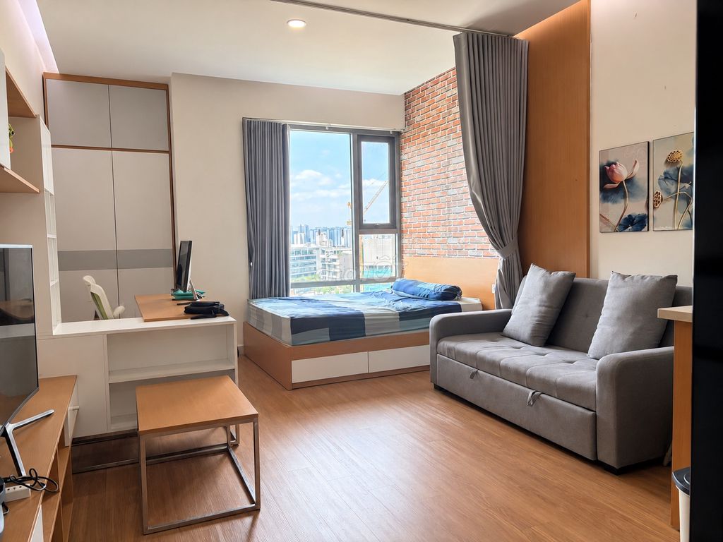 Rent the studio apartment Golden King in front of the American center.