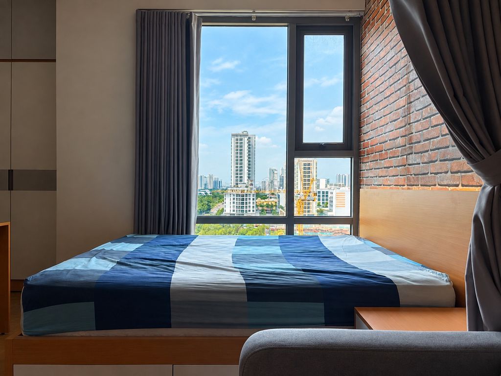Rent the studio apartment Golden King in front of the American center.