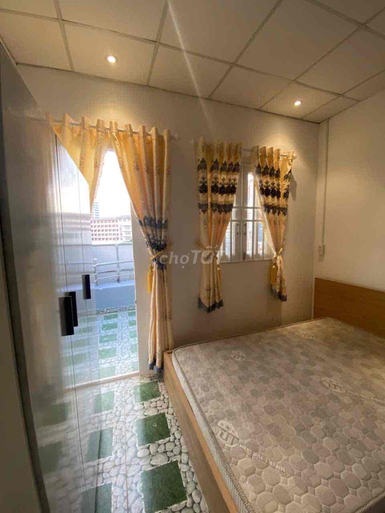 The balcony room, full internal circle, Tân Bình