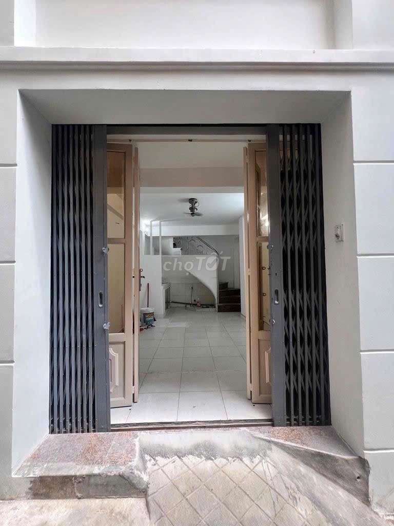 3 rooms Huỳnh Văn Bánh.
