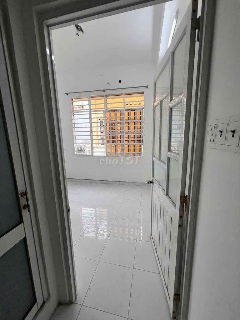 3 rooms Huỳnh Văn Bánh.