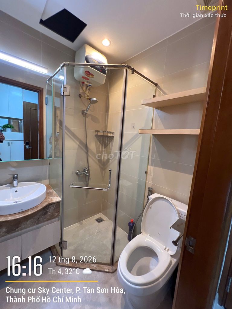 Sky Center. Rent two bedrooms, two toilets, basic interior, 15 million.