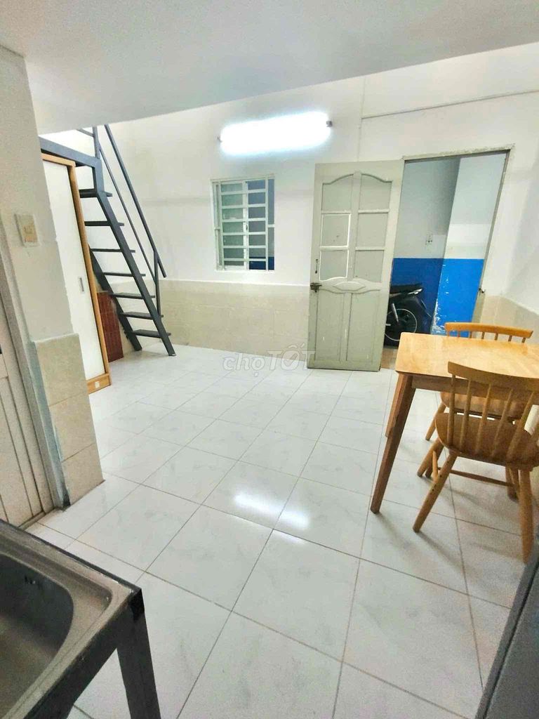 Super Wide Room Near the School and Cold Machines.