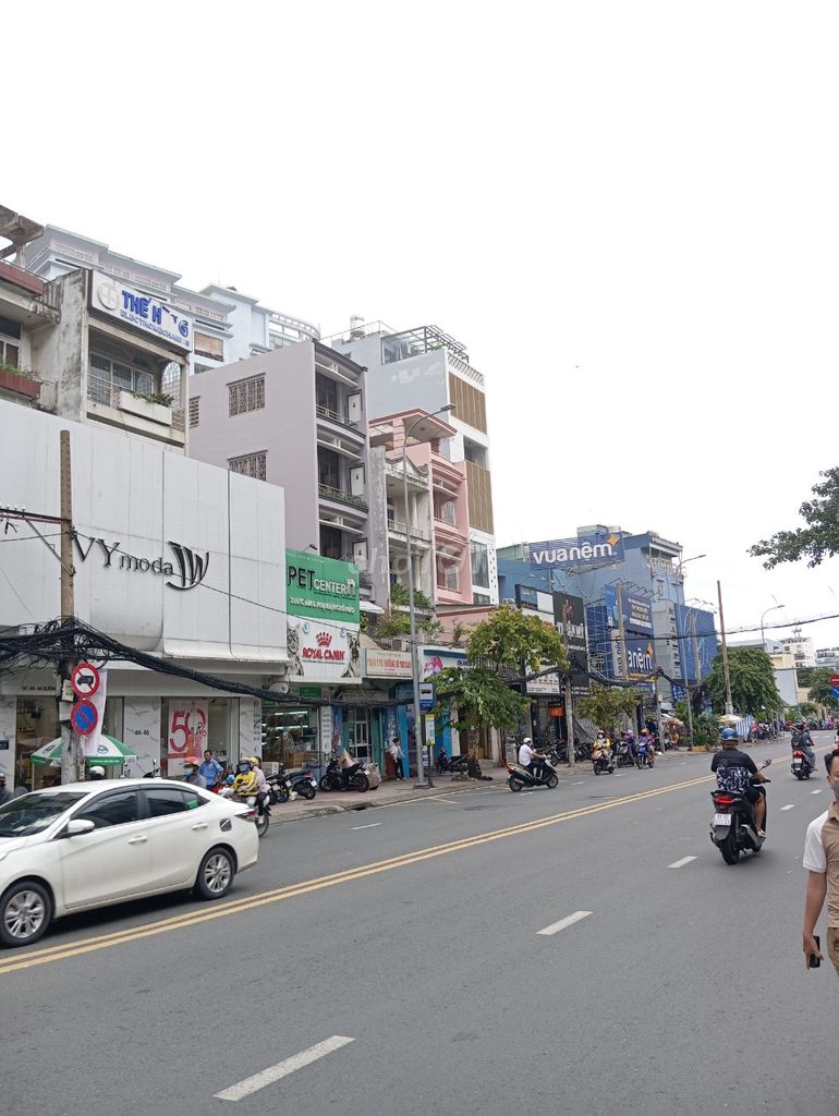 Rent the entire Cách Mạng Tháng 8 Q-3 Street front.