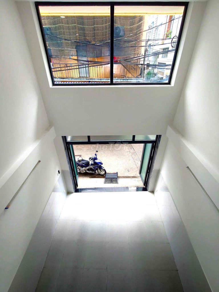 - Three bedrooms - three bathrooms - Three floors - 15 million.