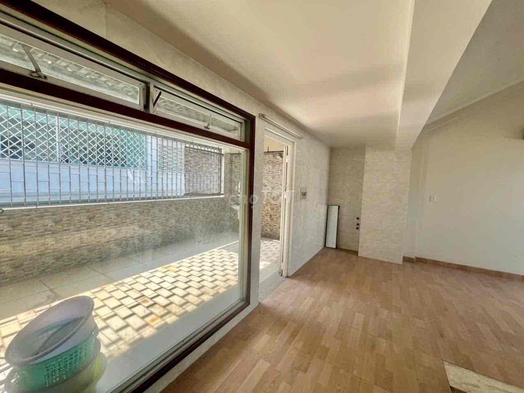 50 million a month - 6 x 21 Cityland Garden Hills House