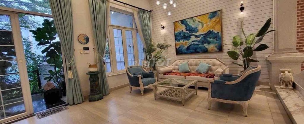To rent the city hall to the 7th. Five bedrooms plus 6 toilets full of furniture 40 million a month.