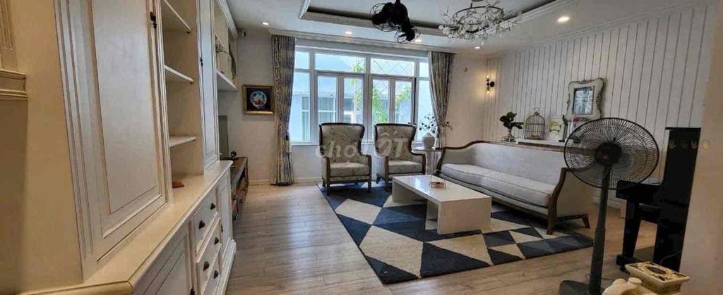 To rent the city hall to the 7th. Five bedrooms plus 6 toilets full of furniture 40 million a month.