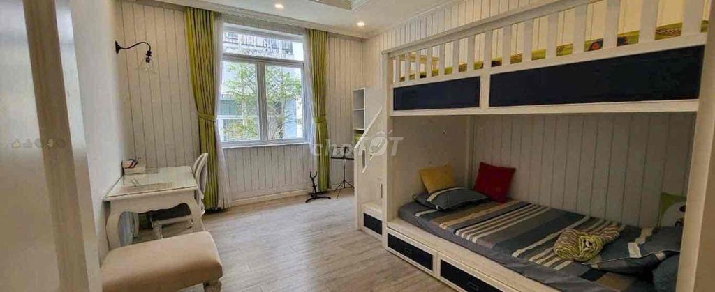 To rent the city hall to the 7th. Five bedrooms plus 6 toilets full of furniture 40 million a month.