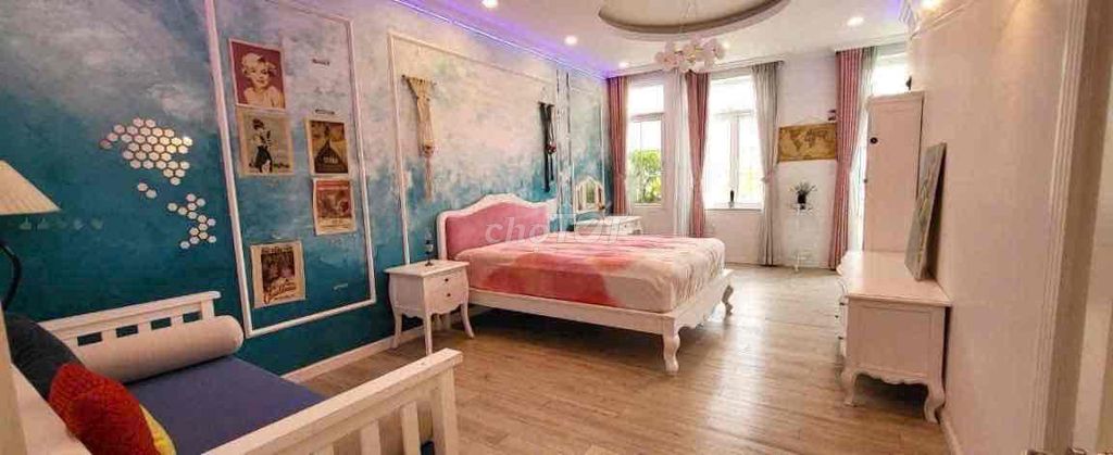 To rent the city hall to the 7th. Five bedrooms plus 6 toilets full of furniture 40 million a month.