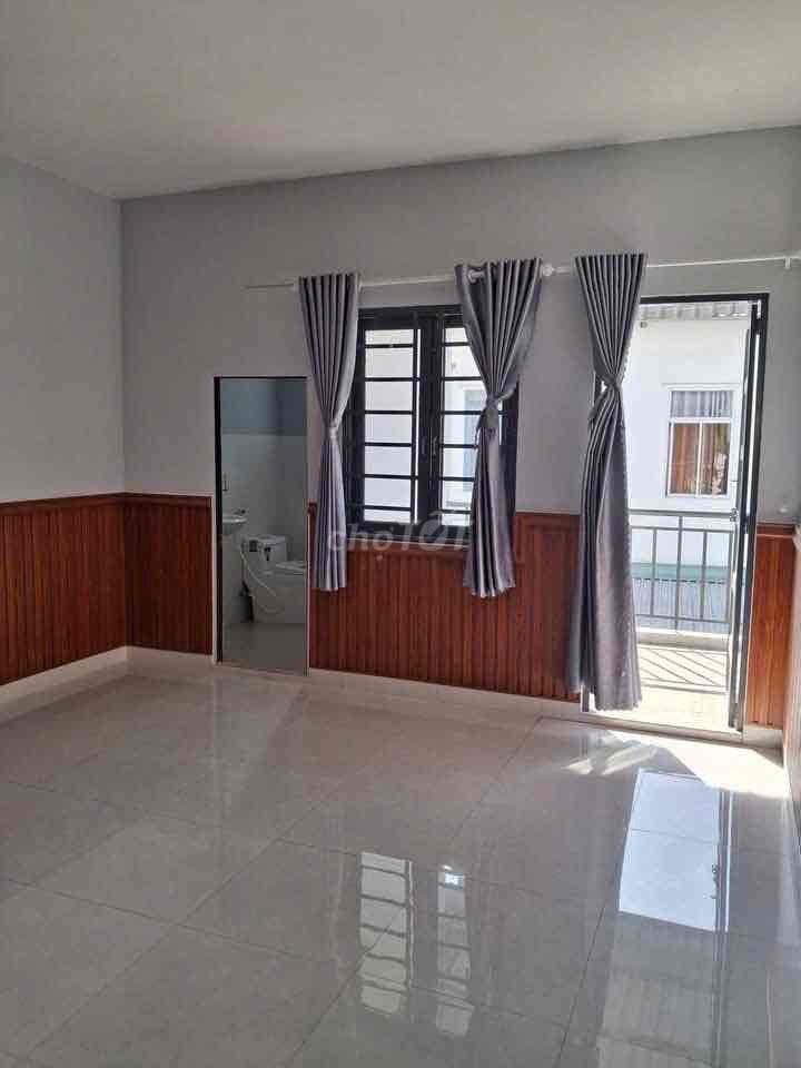 4th floor bedroom. Two alley toilets, right near the Fountain of the 9th.