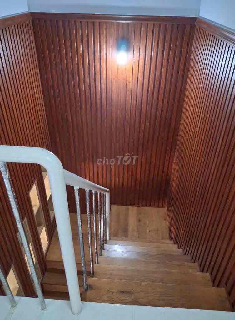 4th floor bedroom. Two alley toilets, right near the Fountain of the 9th.