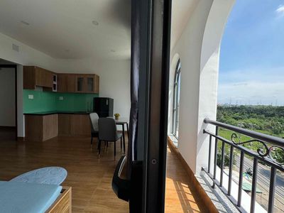Rents a balcony studio to-Full interior-right near Sala