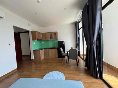 Rents a balcony studio to-Full interior-right near Sala