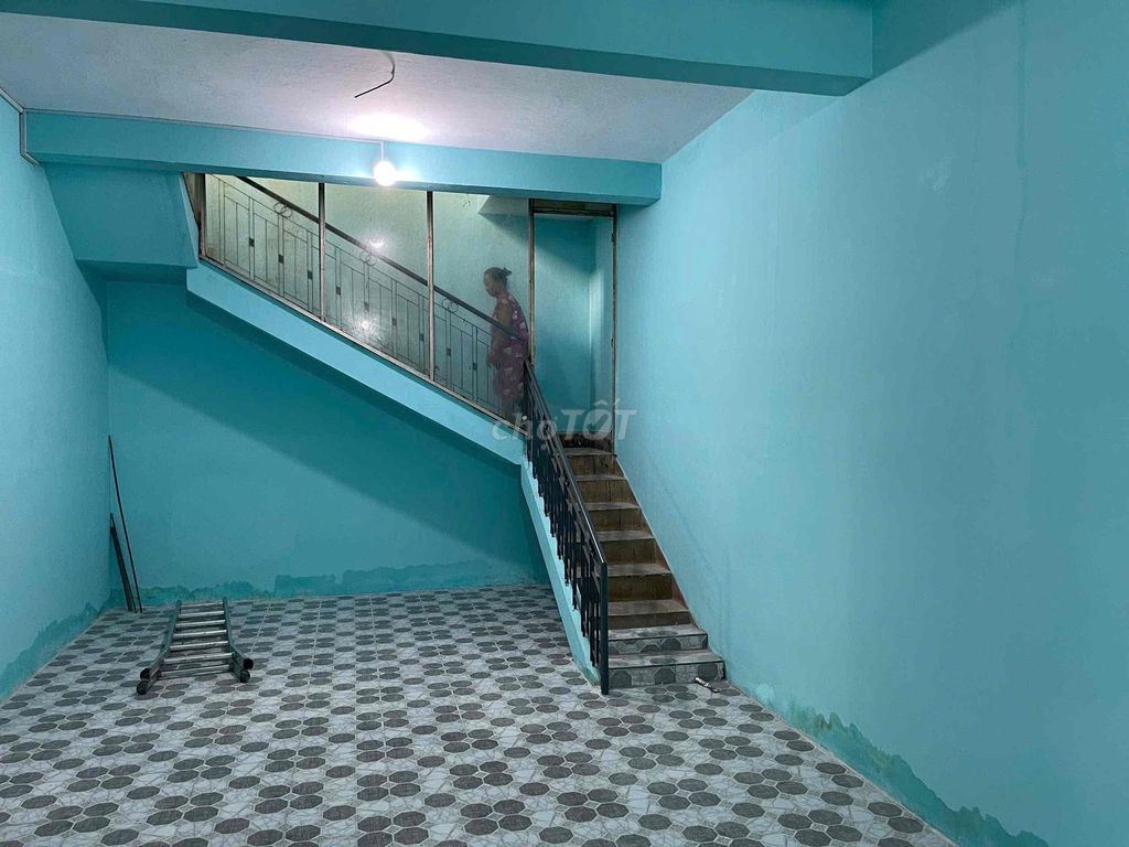 Rent the warehouse near ALS Tân Phú 10 x 20 ground, cast four-25 million rooms.