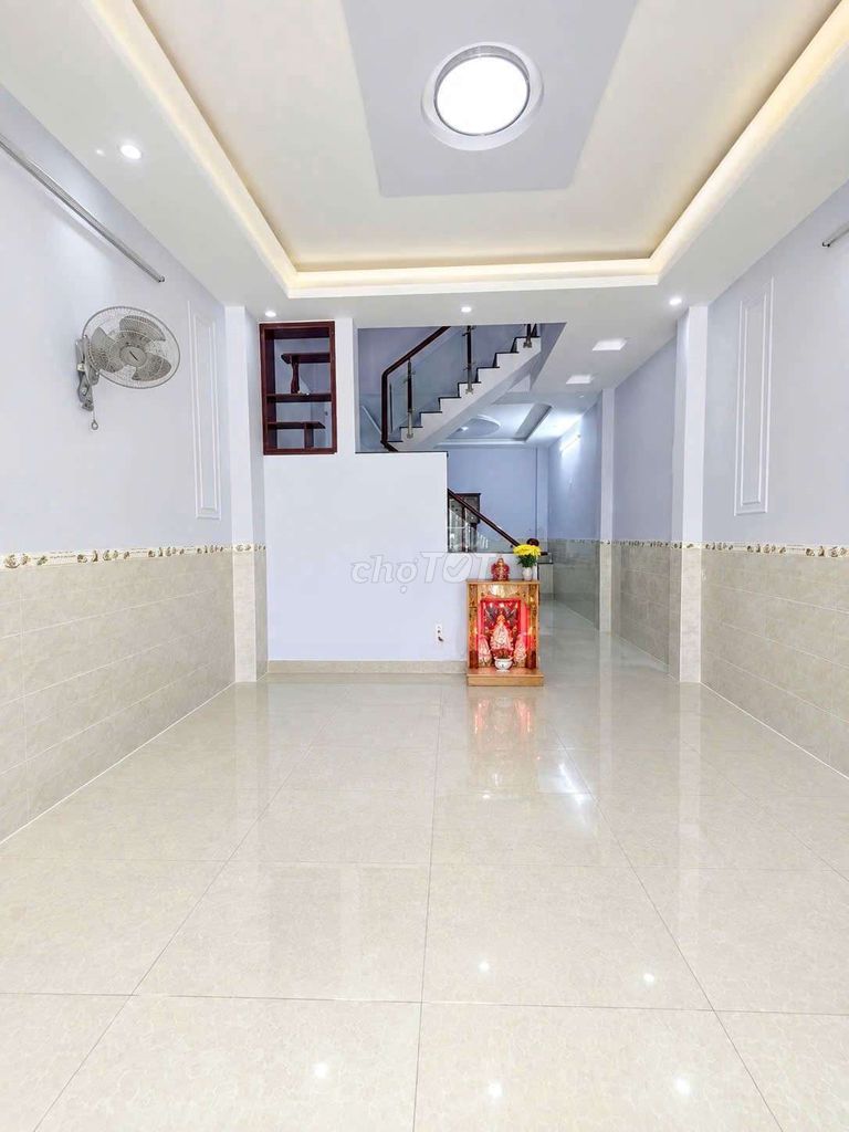 Rent an alley 700 Tỉnh lộ 10: Four, six feet. One foot, three floors, four bedrooms, five toilets.