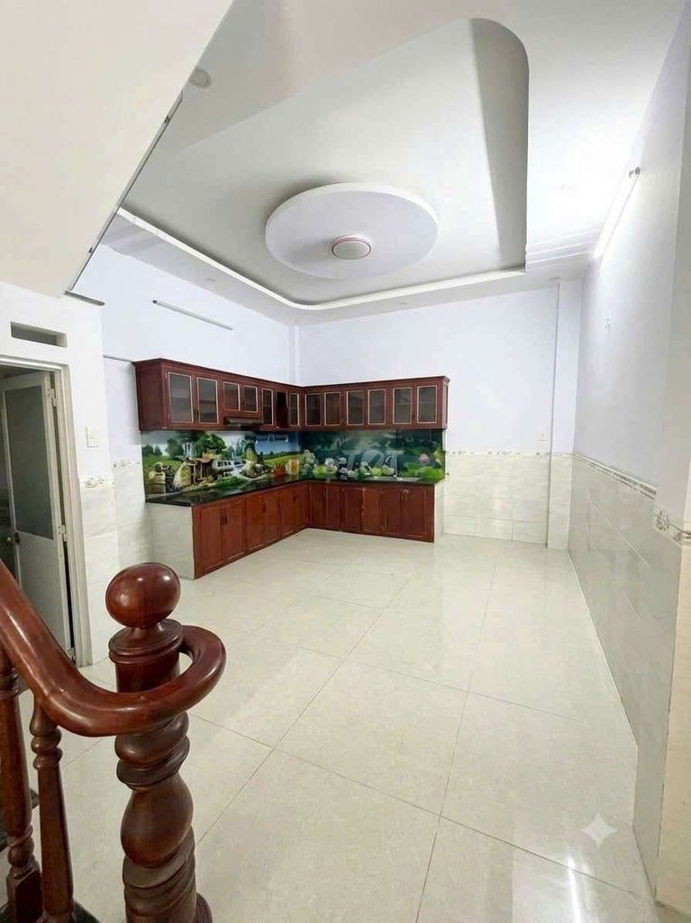 Rent an alley 700 Tỉnh lộ 10: Four, six feet. One foot, three floors, four bedrooms, five toilets.