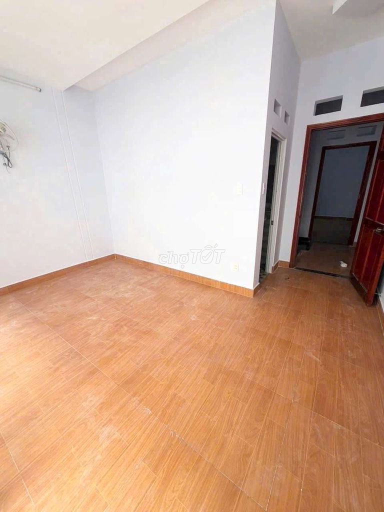 Rent an alley 700 Tỉnh lộ 10: Four, six feet. One foot, three floors, four bedrooms, five toilets.
