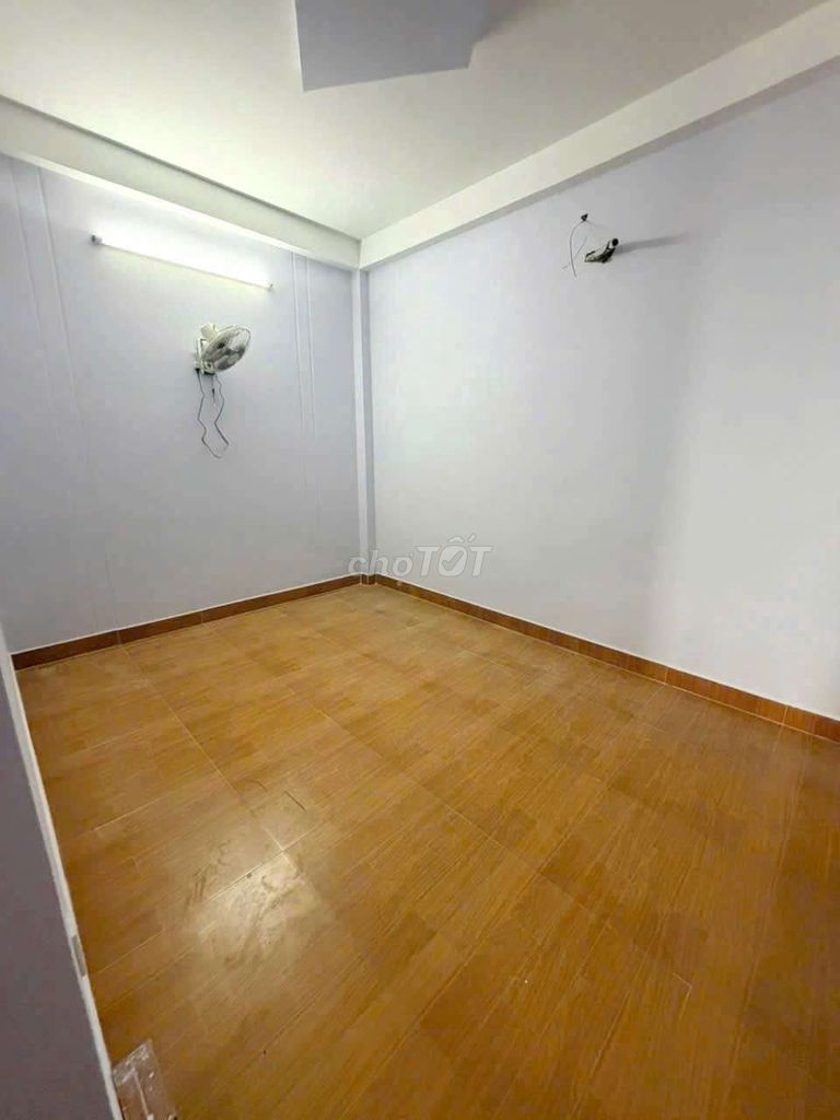 Rent an alley 700 Tỉnh lộ 10: Four, six feet. One foot, three floors, four bedrooms, five toilets.