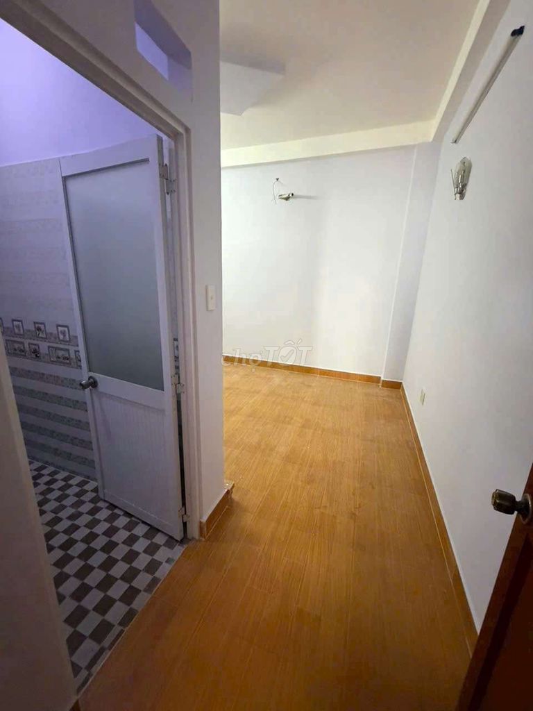 Rent an alley 700 Tỉnh lộ 10: Four, six feet. One foot, three floors, four bedrooms, five toilets.