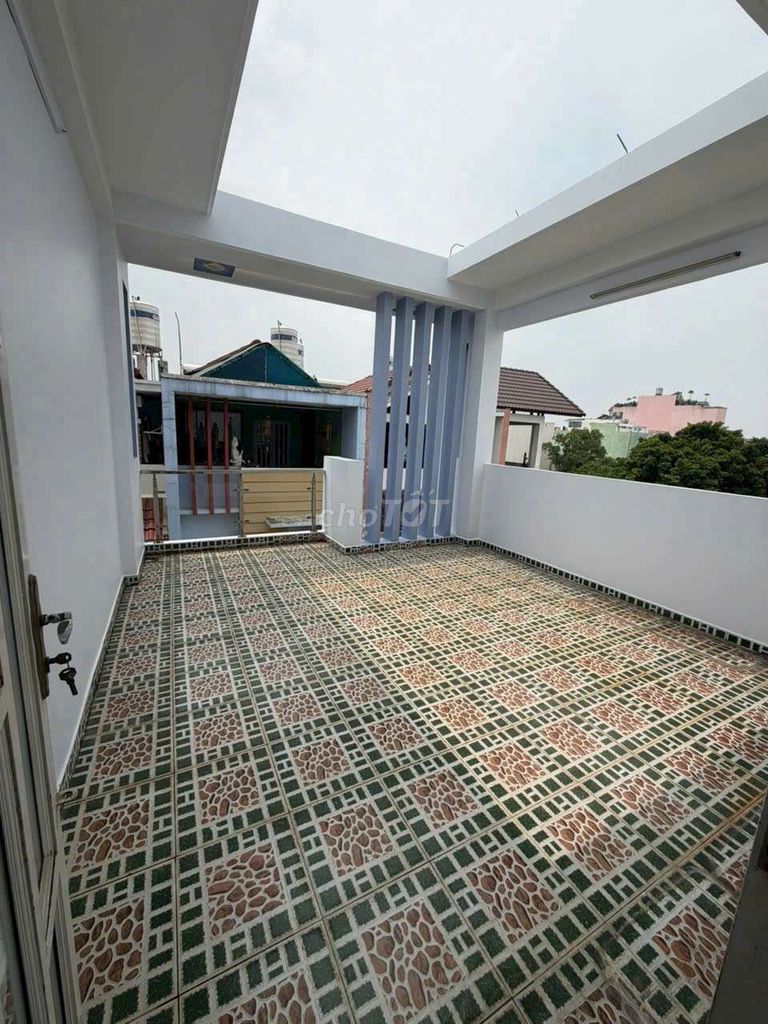 Rent an alley 700 Tỉnh lộ 10: Four, six feet. One foot, three floors, four bedrooms, five toilets.