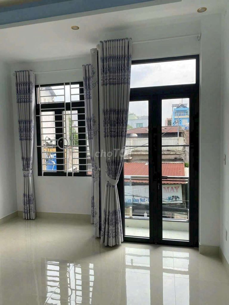 Rent four bedrooms. Three bathrooms.