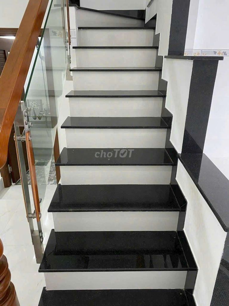 Rent four bedrooms. Three bathrooms.