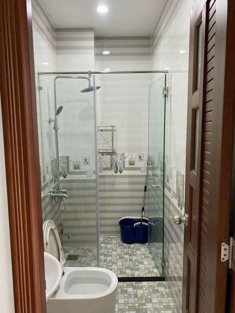 Rent four bedrooms. Three bathrooms.