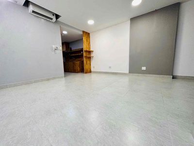 The basic interior apartment looks like it's early.