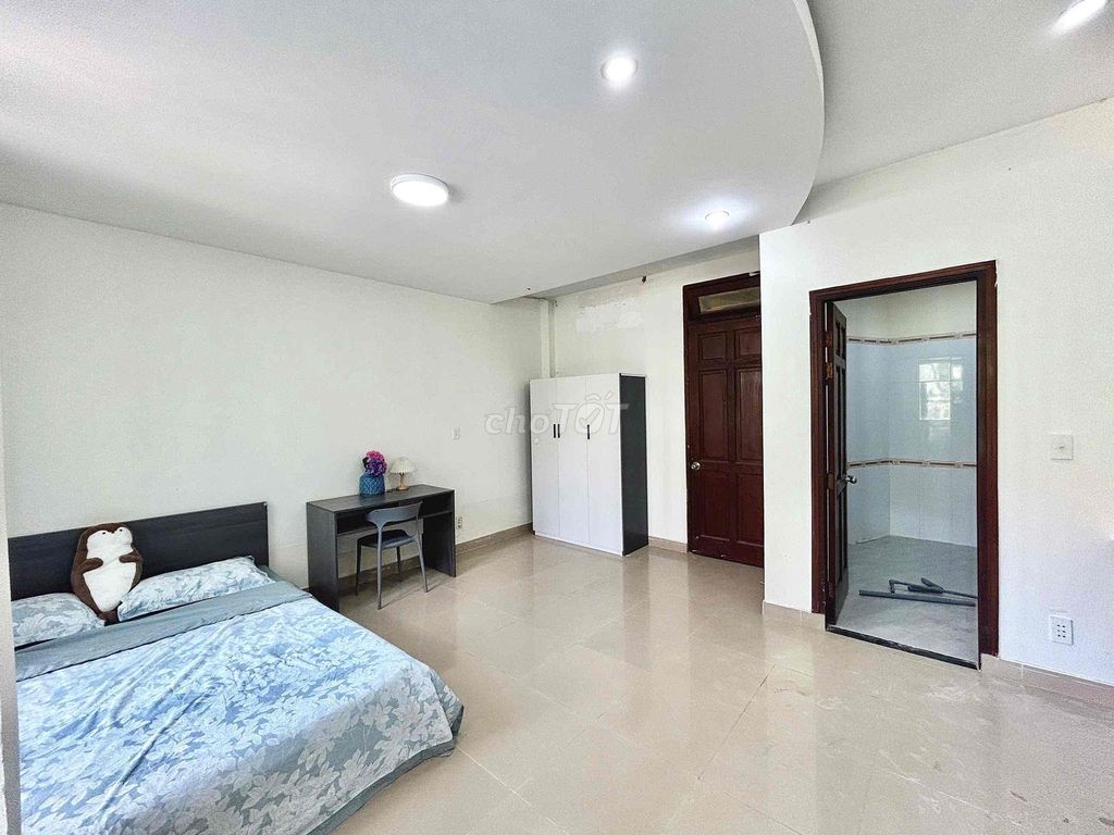 Rent the service apartment for 5.5 million balconies.
