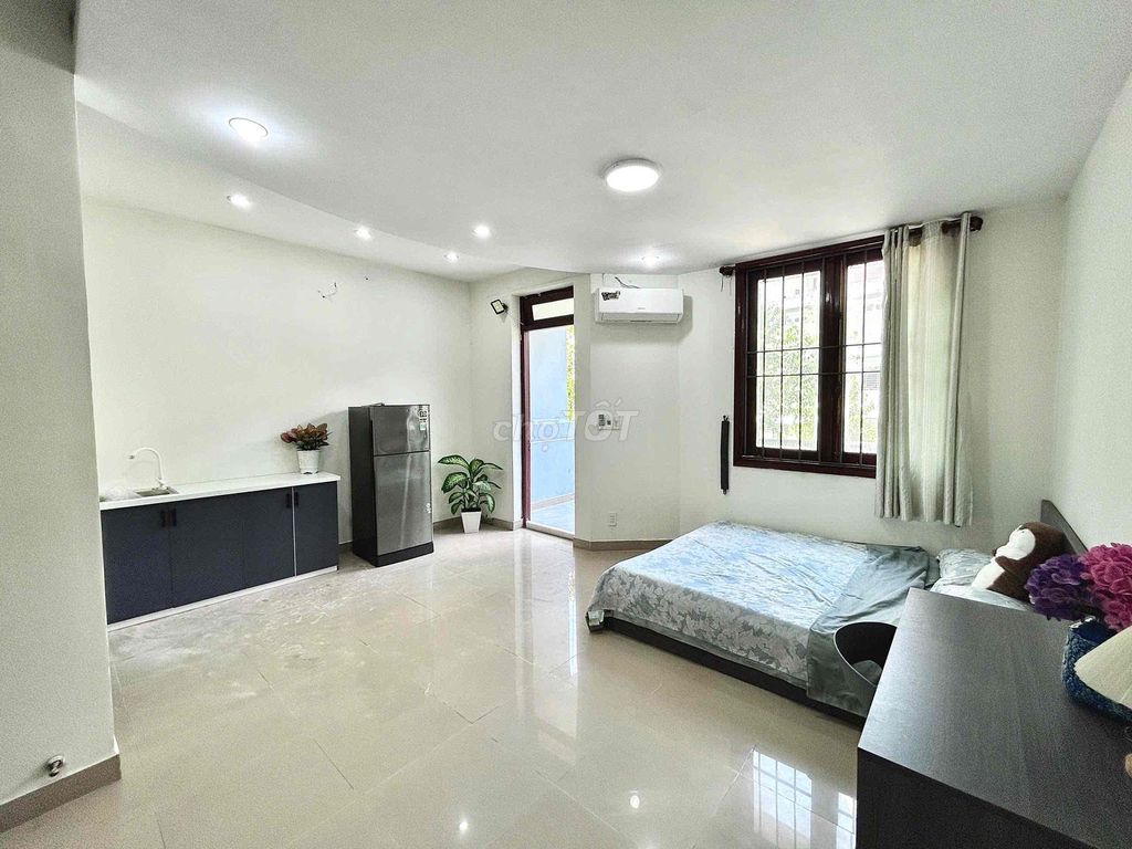 Rent the service apartment for 5.5 million balconies.