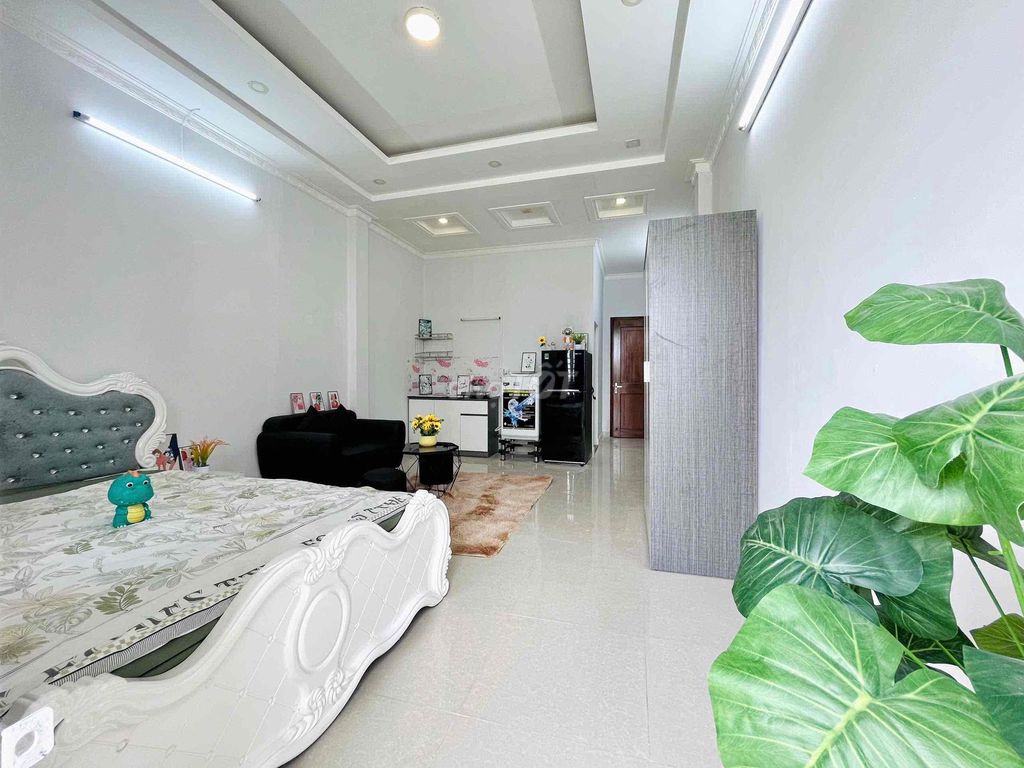The full-scale interior is 100% new and the smell of paint is right at Lý Chiêu Hoàng.