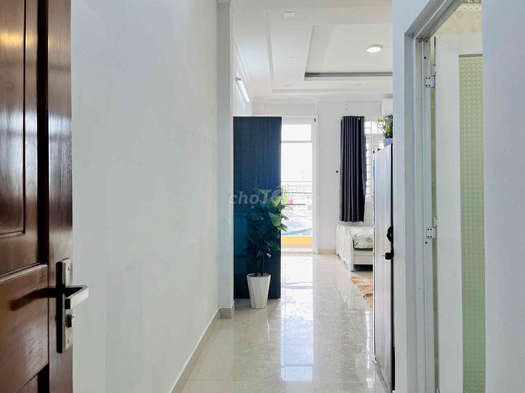 The full-scale interior is 100% new and the smell of paint is right at Lý Chiêu Hoàng.