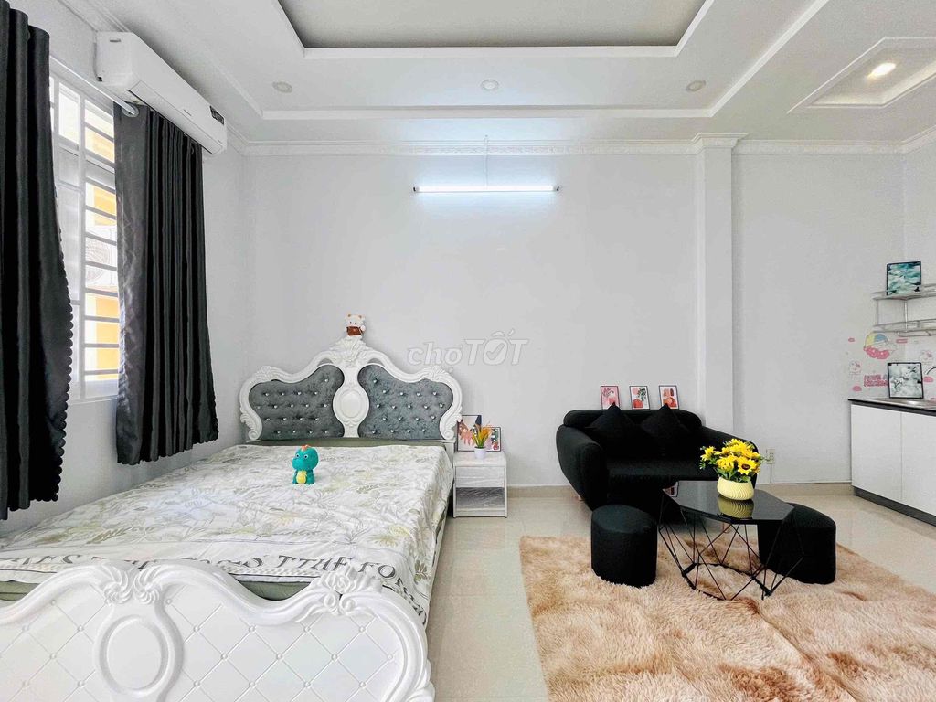 The full-scale interior is 100% new and the smell of paint is right at Lý Chiêu Hoàng.